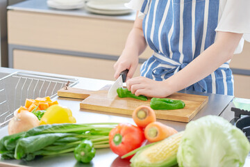 料理する女性　顔無し