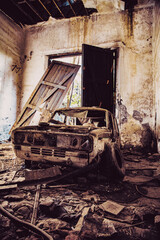 Plakat Viejo garaje con puertas de madera rota y coche abandonado