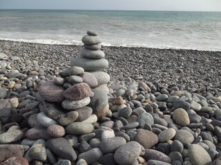 Apacheta de cantos rodados frente al mar