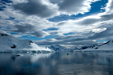 Fototapeta na wymiar Cruising Around Antarctica