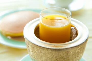 朝食のオレンジジュース