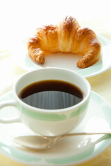 朝食のコーヒーとクロワッサン