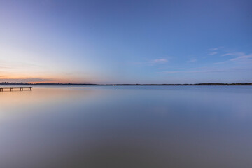 Ruhige Stimmung am Zwischenahn Meer bei Sonnenuntergang, Spiegelung im Wasser 