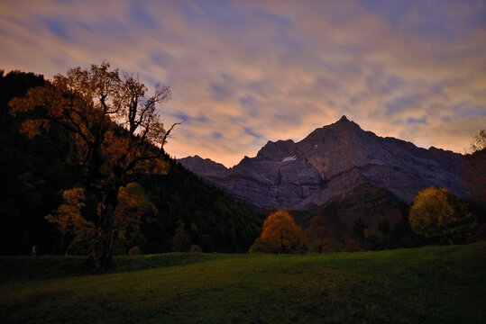 Herbstliche Abendstimmung am gro&szlig;en Ahornboden im Karwendel
