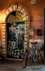 Hipster Räder vor Graffiti Tür