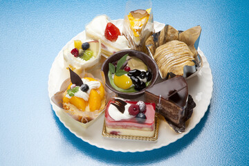 お皿に並べたショートケーキ