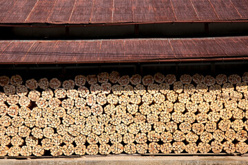 積み上げられた薪