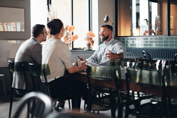 Fototapeta na wymiar Businesspeople talking at a cafe table