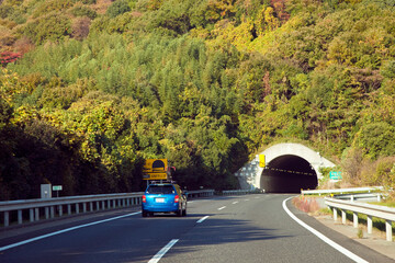 高速道路を走る車