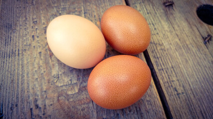 oeufs frais sur une table en bois