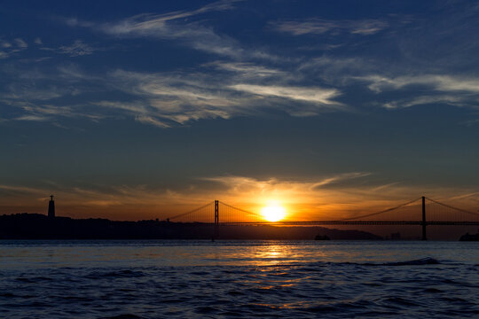Vasco da Gama Br&uuml;cke bei Sonnenuntergang in Lissabon &uuml;ber den Fluss