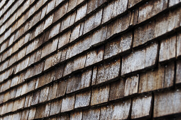 Nahaufnahme von verwitterten Holzschindeln