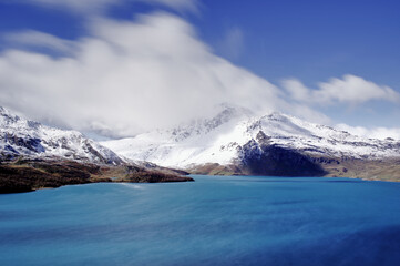 montagna con neve e lago
