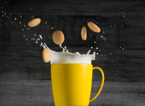 splash de leche con galletas levitando 