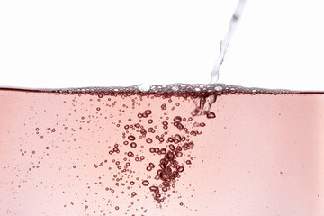 ハーブティーを注ぐ