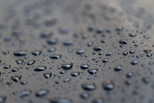 Wassertropfen Lack schwarz Oberfl&auml;che abperlen Tr&ouml;pfchen H2O Glanz Politur Oberfl&auml;chenspannung Regen Schauer nass Auto Fahrzeug Makro Reflektion Reflex Spiegelung Brechung N&auml;sse Schutz gl&auml;nzend Pflege