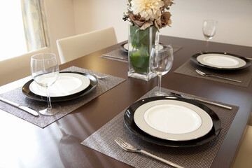 テーブルに並べた洋食器