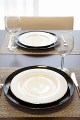 テーブルに並べた洋食器