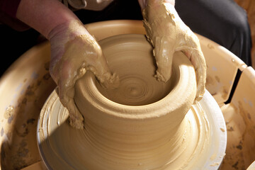ろくろを回す陶芸家