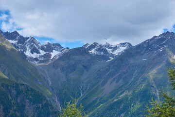 Berglandschaft zum Wandern Freiheit sch&ouml;nes Wetter mit Wolken in den Alpen im Urlaub