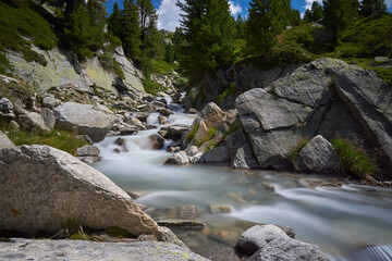 Bachlauf mit mehren kleinen Wasserf&auml;llen in den Bergen Alpen Wandern