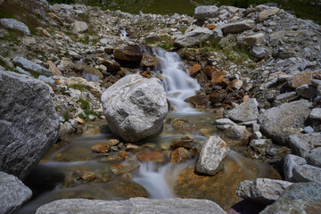Bachlauf mit mehren kleinen Wasserf&auml;llen in den Bergen Alpen Wandern