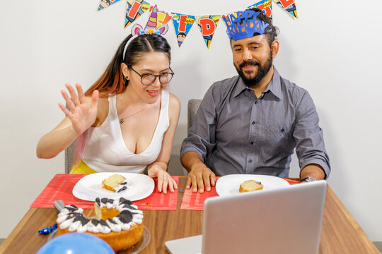 Retrato joven hombre mexicano festajeando en casa cumpleaños con pastel