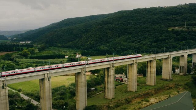 Treno in transito sul viadotto, vista aerea