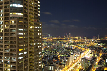 高層マンションと夜の町並み