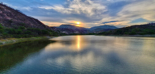 Montañas reflejadas en el lago