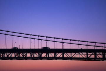 明石海峡大橋を渡る車の影