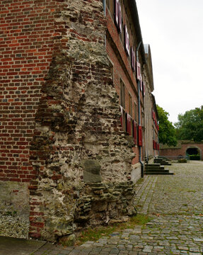 Altes Mauerwerk. In der Vergangenheit gab es eindeutig ein anderes Geb&auml;ude. Br&ouml;ckelnde Mauer. Ort: Kloster Frenswegen in Nordhorn, Deutschland