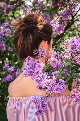 Naklejka premium woman with lilac flowers
