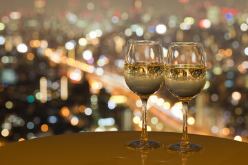 ワイングラスに映る都会の夜景