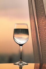 グラスに映る都会の朝