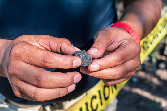 Personal de Protecci&oacute;n Civil de Ciudad Victoria, Tamaulipas, M&eacute;xico, recoge lo que ser&iacute;an los restos de un meteorito que habr&iacute;a impactado en un terreno del ejido L&aacute;zaro C&aacute;rdenas.