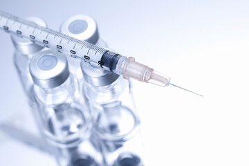 注射器とワクチン