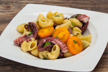 Pasta with octopus and yellow tomatoes