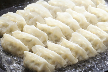 餃子を焼く