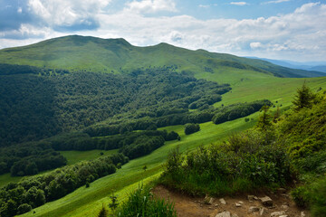 Góry Bieszczady; po lewej widok na Tarnicę