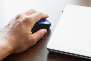 Man hand hilding a computer mouse.
