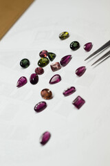 Piedras preciosas. Turmalinas de colores rosas y verdes