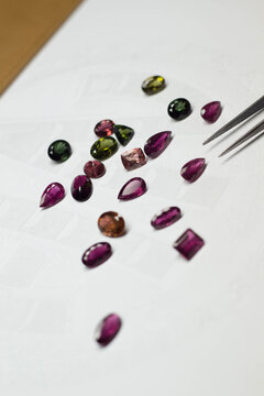 Piedras preciosas. Turmalinas de colores rosas y verdes