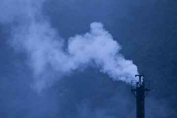 製材所の煙突と煙