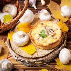 Tarte with cream cheese, mushrooms and roasted garlic.