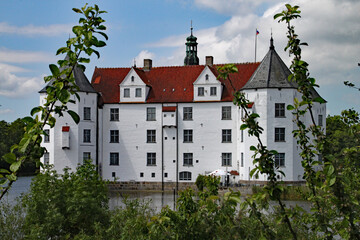 Fototapeta na wymiar The historic white castle of Glucksburg in Flensburg Germany. The forefathers of the Danish Royal Family lived here.