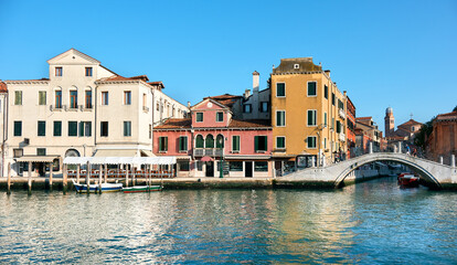Fototapeta premium Traditional houses and foot bridge, view from Grand Canal in Venice, Italy.