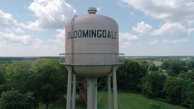 A water tower in Bloomingdale
