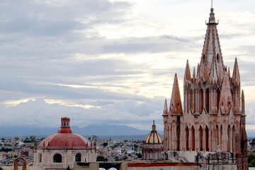 Obraz premium view of dome, cathedral towers and town of San Miguel de Allende at sunset and night in Guanajuato Mexico