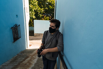 Chico en pueblo azul andaluz